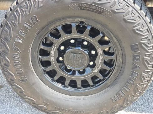 Used 2024 GMC Sierra 2500 AT4X w/ AT4X AEV Edition image 12