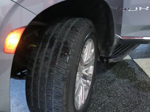 Used 2021 GMC Yukon SLT w/ SLT Premium Package image 9