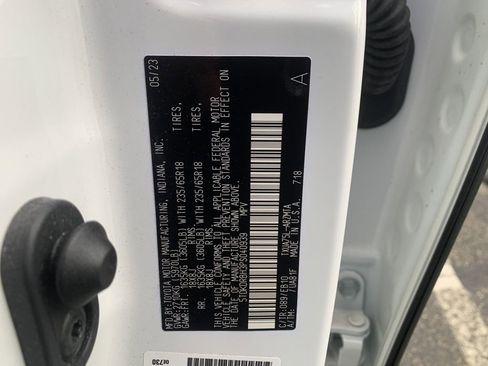 Used 2023 Toyota Highlander XLE AWD/4WD image 9