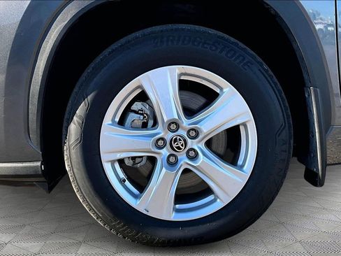 Used 2024 Toyota Highlander LE image 9