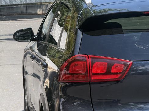 Used 2022 Kia Niro EX w/ Cold Weather Package FWD image 20