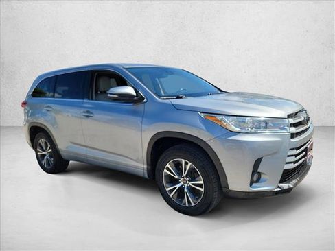 Used 2017 Toyota Highlander Plus FWD image 3