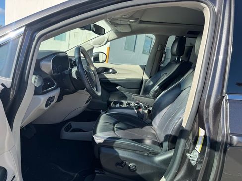 Certified 2018 Chrysler Pacifica Limited w/ Tire & Wheel Group image 4