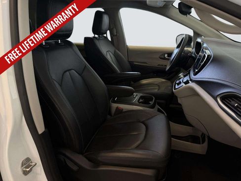Used 2024 Chrysler Pacifica Limited FWD image 37