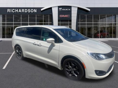 Used 2020 Chrysler Pacifica Touring w/ S Appearance Package FWD image 5