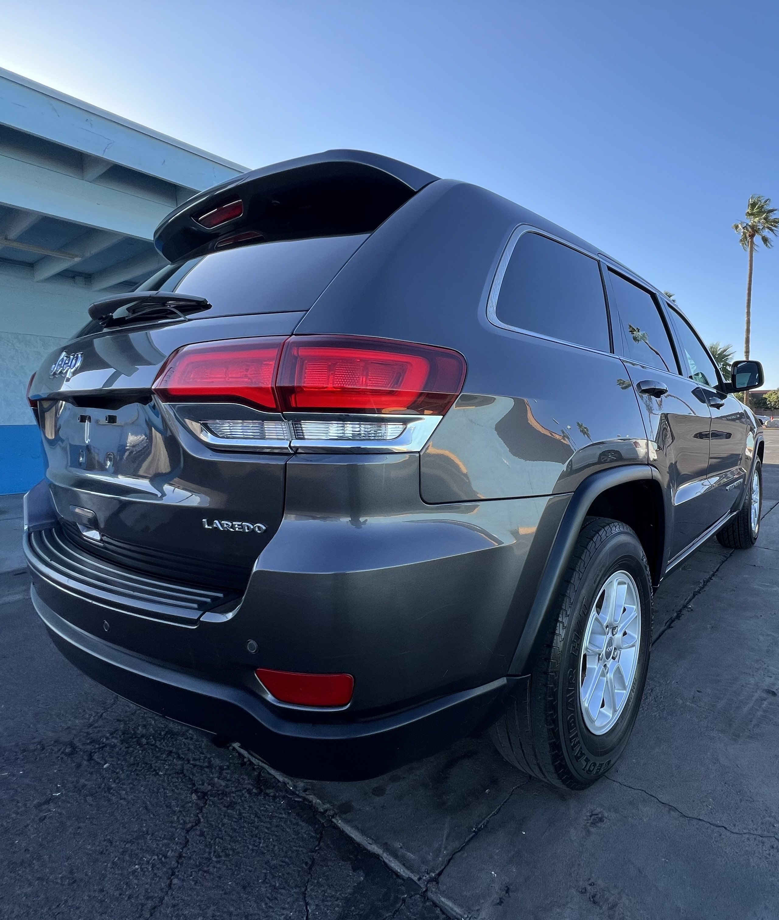 Used 2020 Jeep Grand Cherokee Laredo RWD image 3