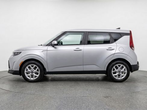 Used 2025 Kia Soul LX w/ LX Technology Package FWD image 3