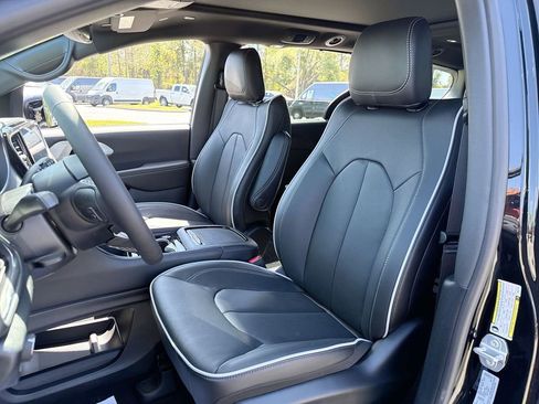 New 2026 Chrysler Pacifica Limited w/ Trailer Tow Group image 11