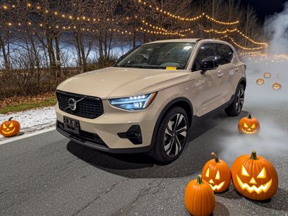 Used 2025 Volvo XC40 B5 Ultra w/ Climate Package