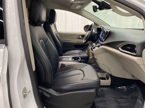 Used 2024 Chrysler Pacifica Touring-L FWD image 19