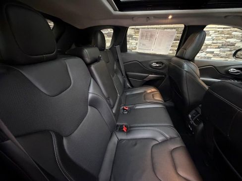 Used 2021 Jeep Cherokee Limited image 32