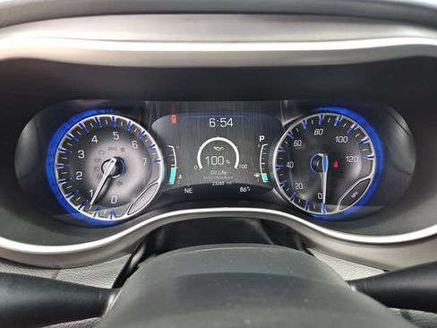 Used 2025 Chrysler Pacifica Select FWD image 12