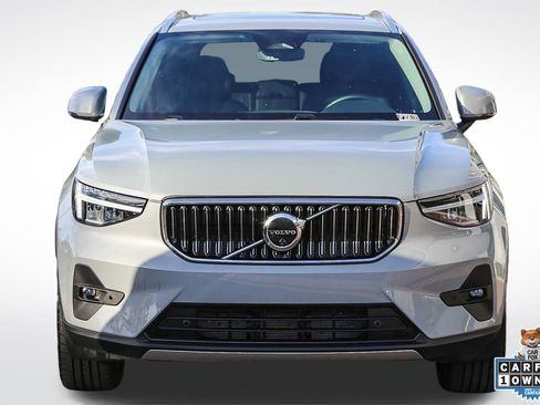 Used 2025 Volvo XC40 B5 Plus image 2