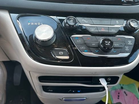 Used 2017 Chrysler Pacifica Touring-L Plus w/ Tire & Wheel Group FWD image 17