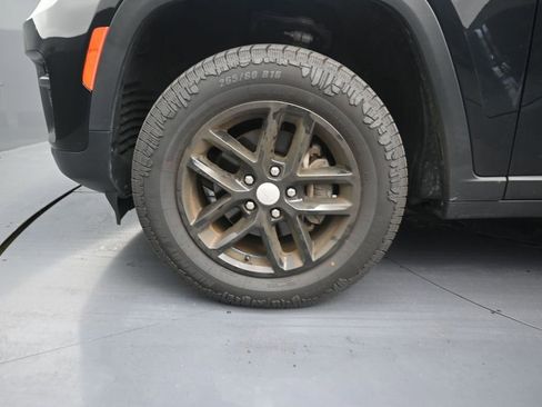 Used 2024 Jeep Grand Cherokee Laredo X w/ Luxury Tech Group I AWD/4WD image 9