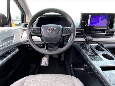 Used 2025 Toyota Sienna LE image 6