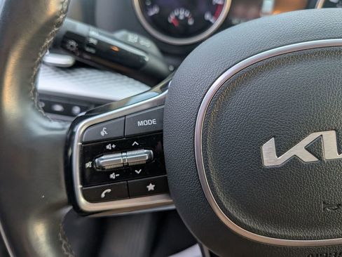 Used 2024 Kia Carnival LX image 16