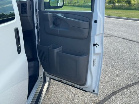 Used 2005 Chevrolet Express 3500 Passenger w/ LS Preferred Equipment Group RWD image 28