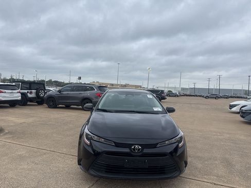 Used 2025 Toyota Corolla LE image 4