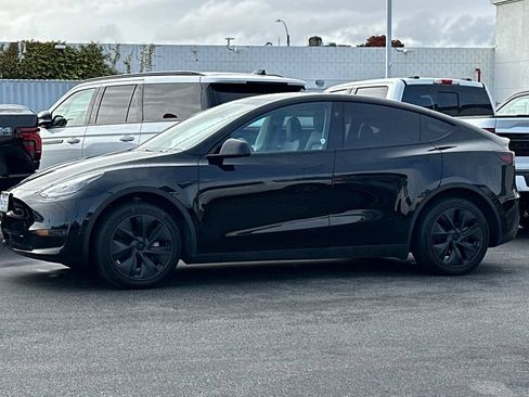 Used 2024 Tesla Model Y Long Range RWD image 7