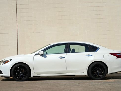 Used 2016 Nissan Altima 2.5 SR w/ LED Appearance Package FWD image 8