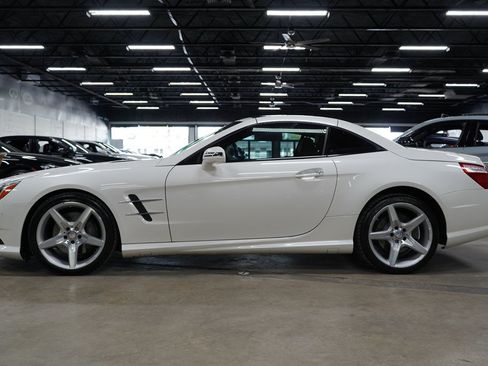 Used 2016 Mercedes-Benz SL 550 w/ Driver Assistance Package image 2