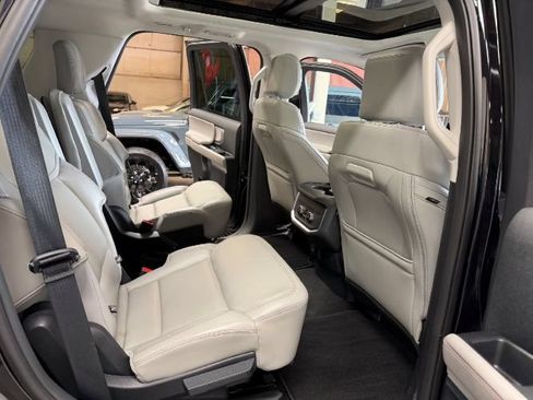 Used 2025 Ford Expedition Active AWD/4WD image 33