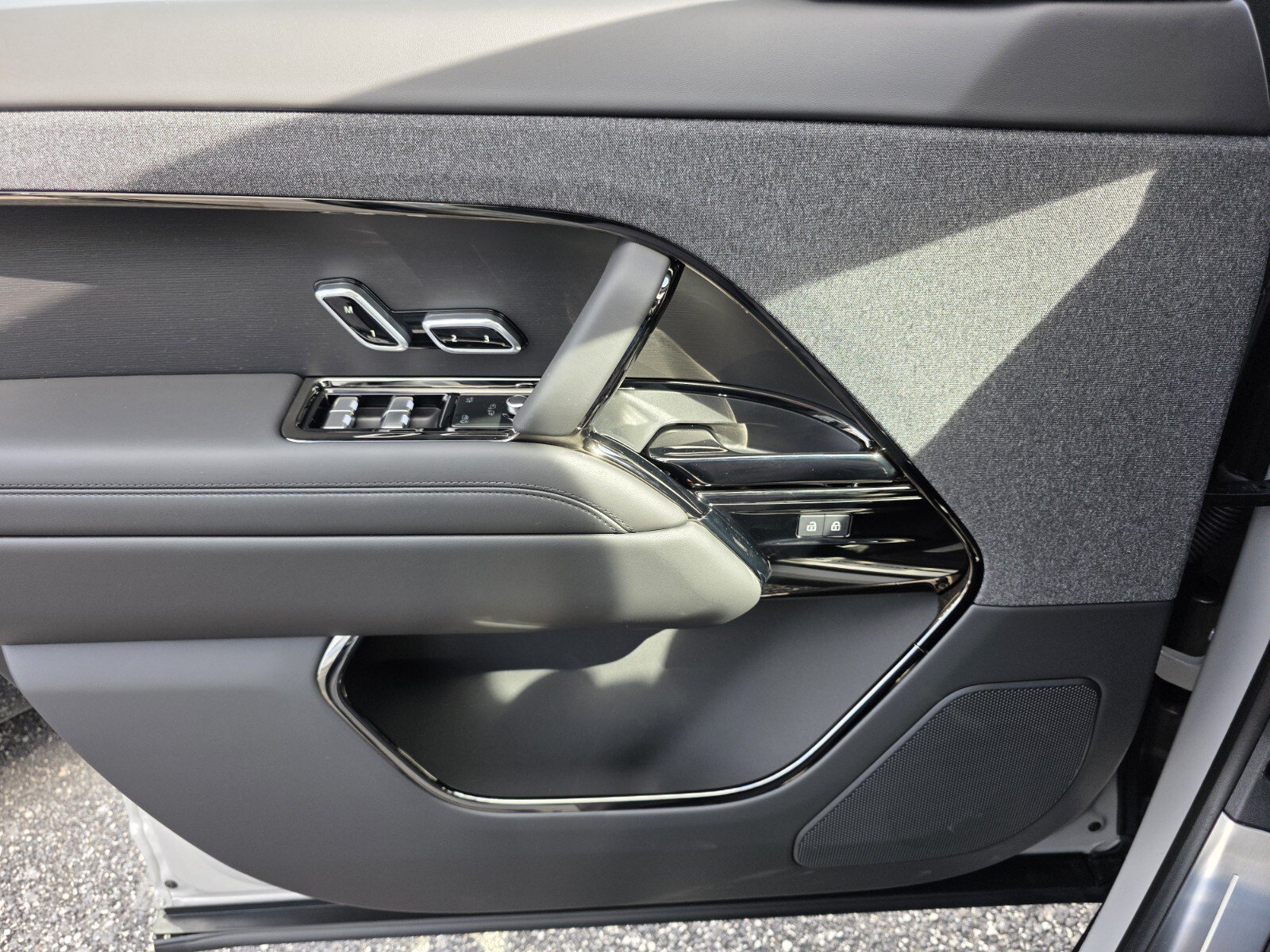 New 2026 Land Rover Range Rover Sport Dynamic SE AWD/4WD image 17