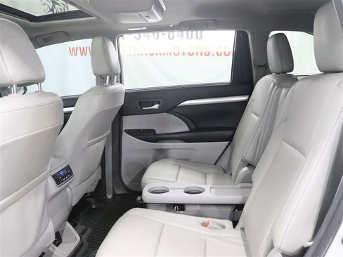 Used 2018 Toyota Highlander XLE AWD/4WD image 17