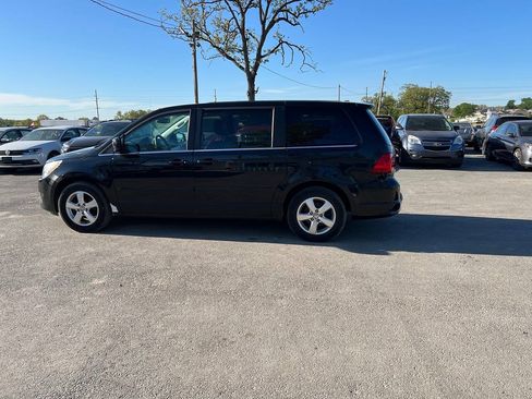 Used 2010 Volkswagen Routan SE FWD image 4