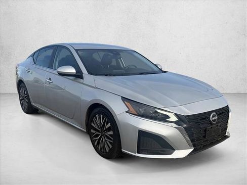 Used 2023 Nissan Altima 2.5 SV image 3