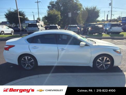 Used 2016 Nissan Altima 2.5 SR w/ LED Appearance Package FWD image 2