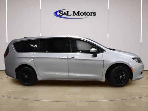 Used 2023 Chrysler Voyager LX FWD image 7