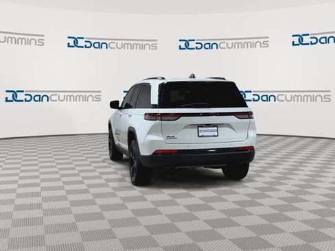 Used 2023 Jeep Grand Cherokee Altitude AWD/4WD image 8