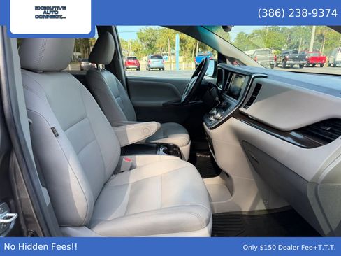 Used 2017 Toyota Sienna XLE Premium FWD image 19