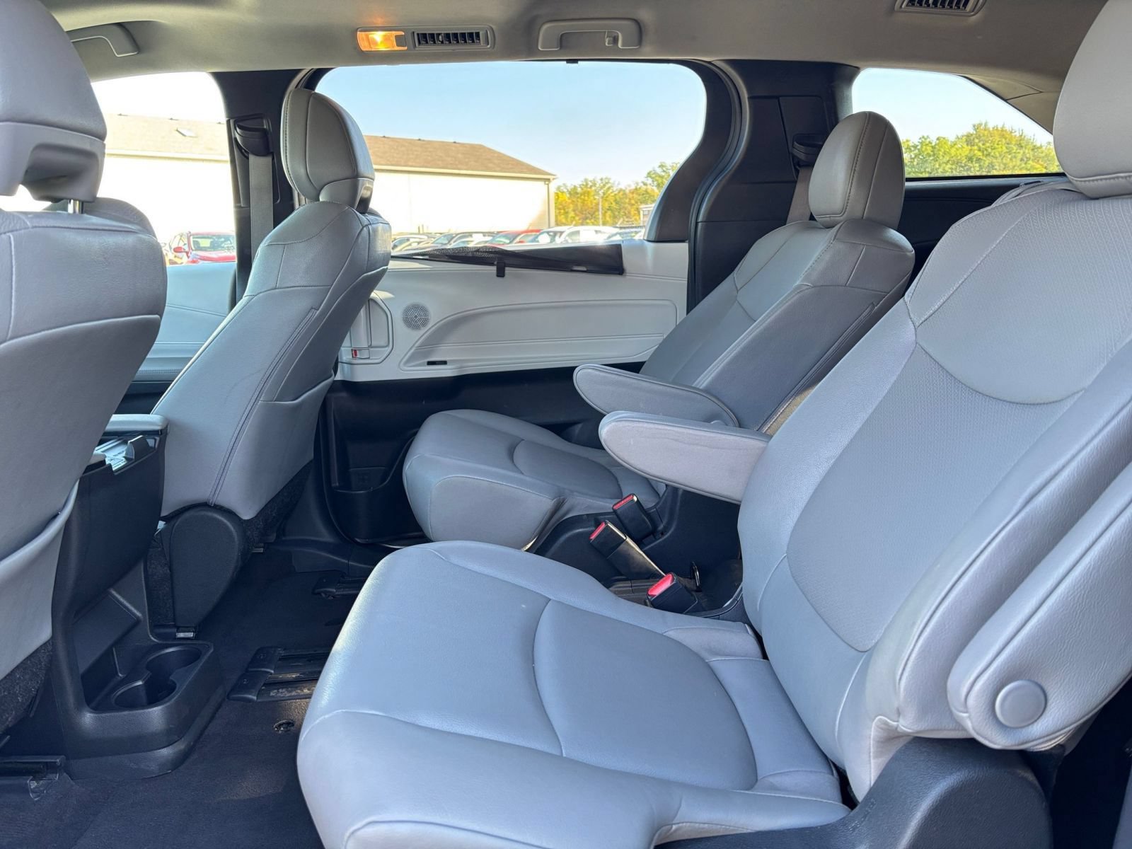 Used 2025 Toyota Sienna XLE FWD image 27