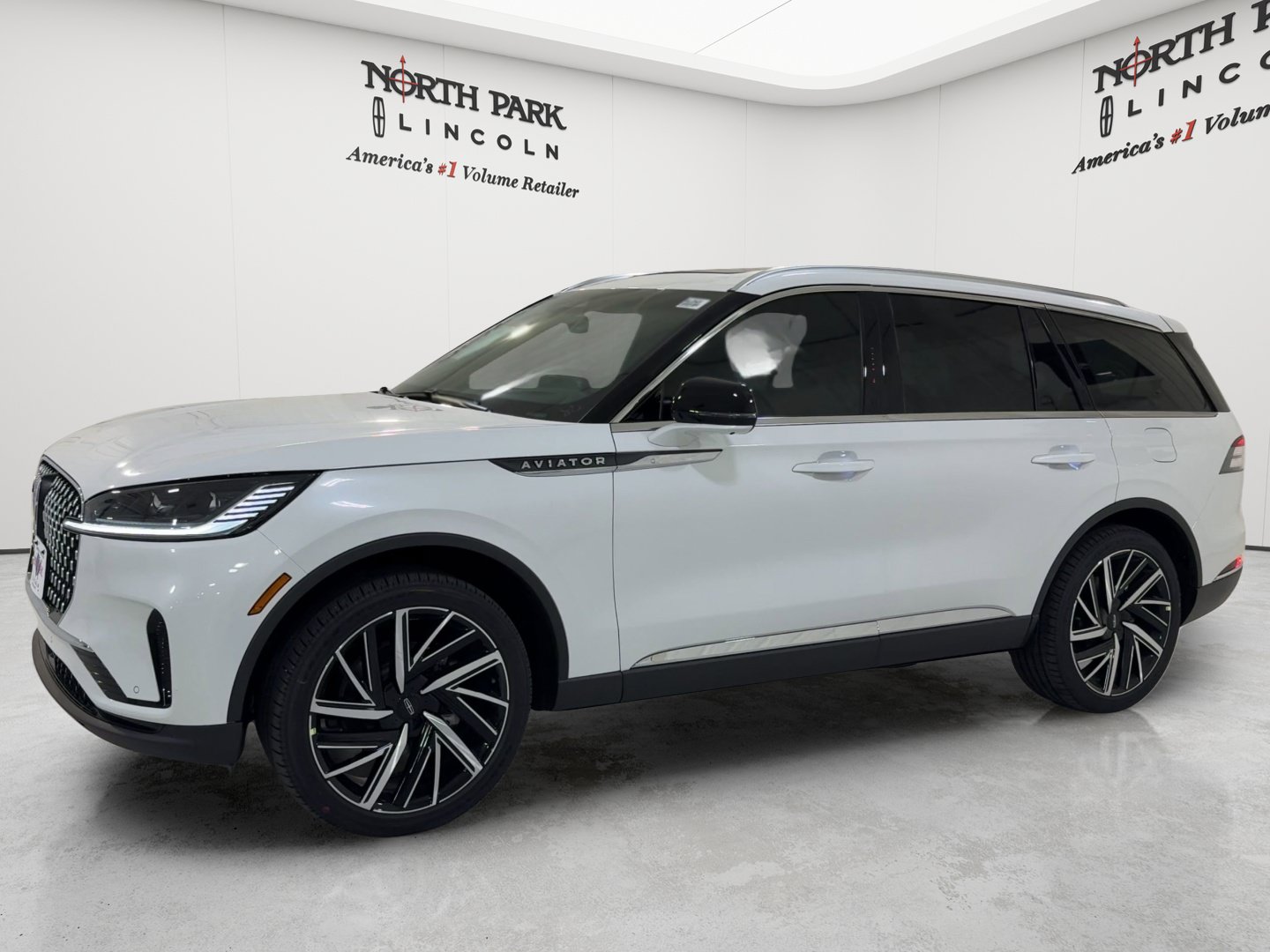 Used 2025 Lincoln Aviator Reserve w/ Equipment Group 201A AWD/4WD image 6