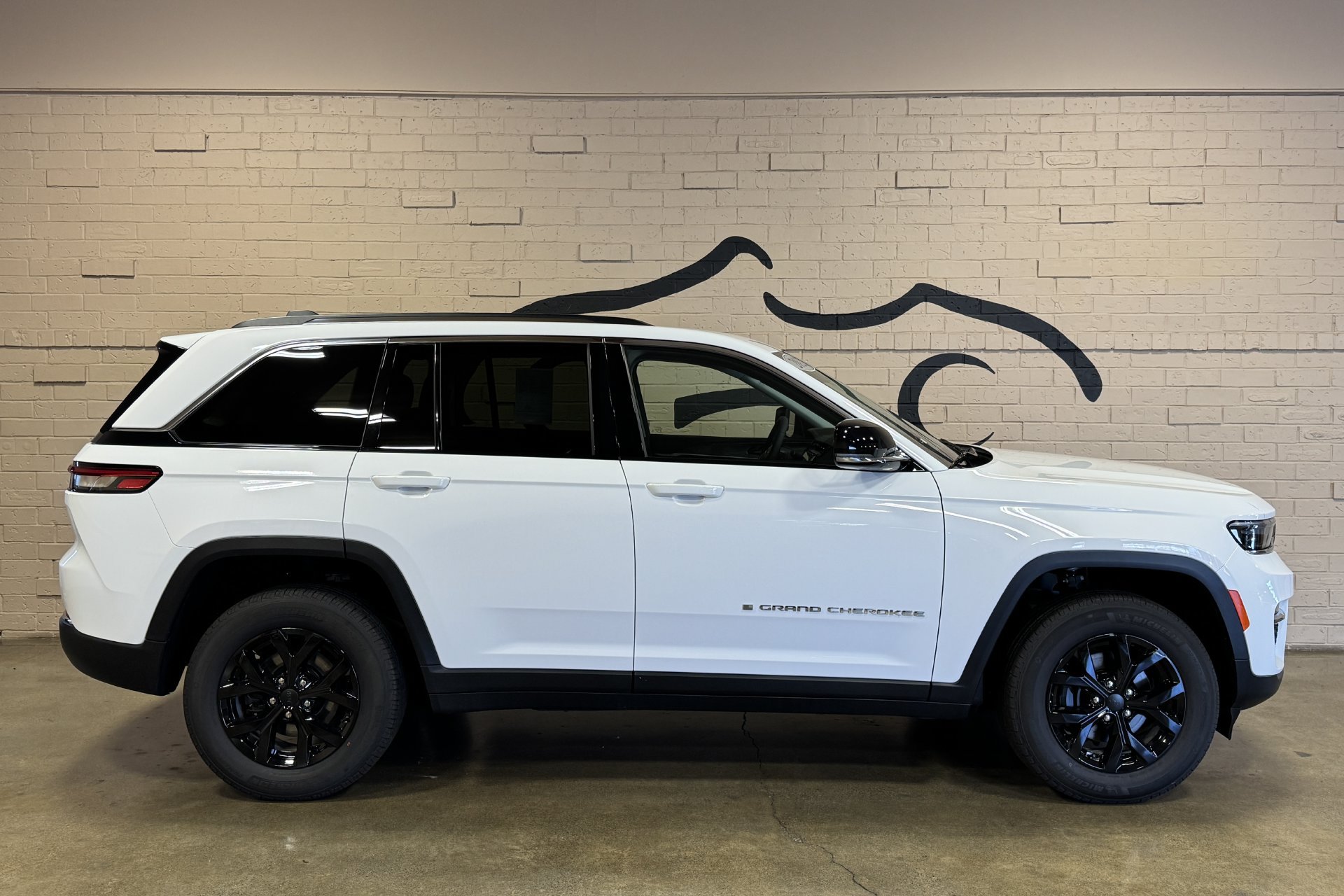 Used 2023 Jeep Grand Cherokee Limited AWD/4WD image 3