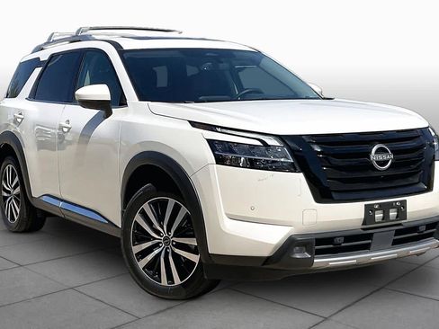 Used 2024 Nissan Pathfinder Platinum AWD/4WD image 3