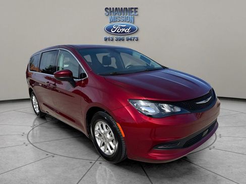 Used 2023 Chrysler Voyager LX image 3