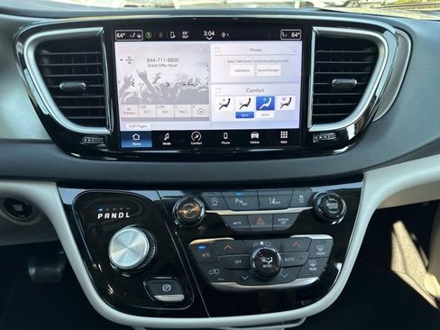 Used 2024 Chrysler Pacifica Touring-L image 25
