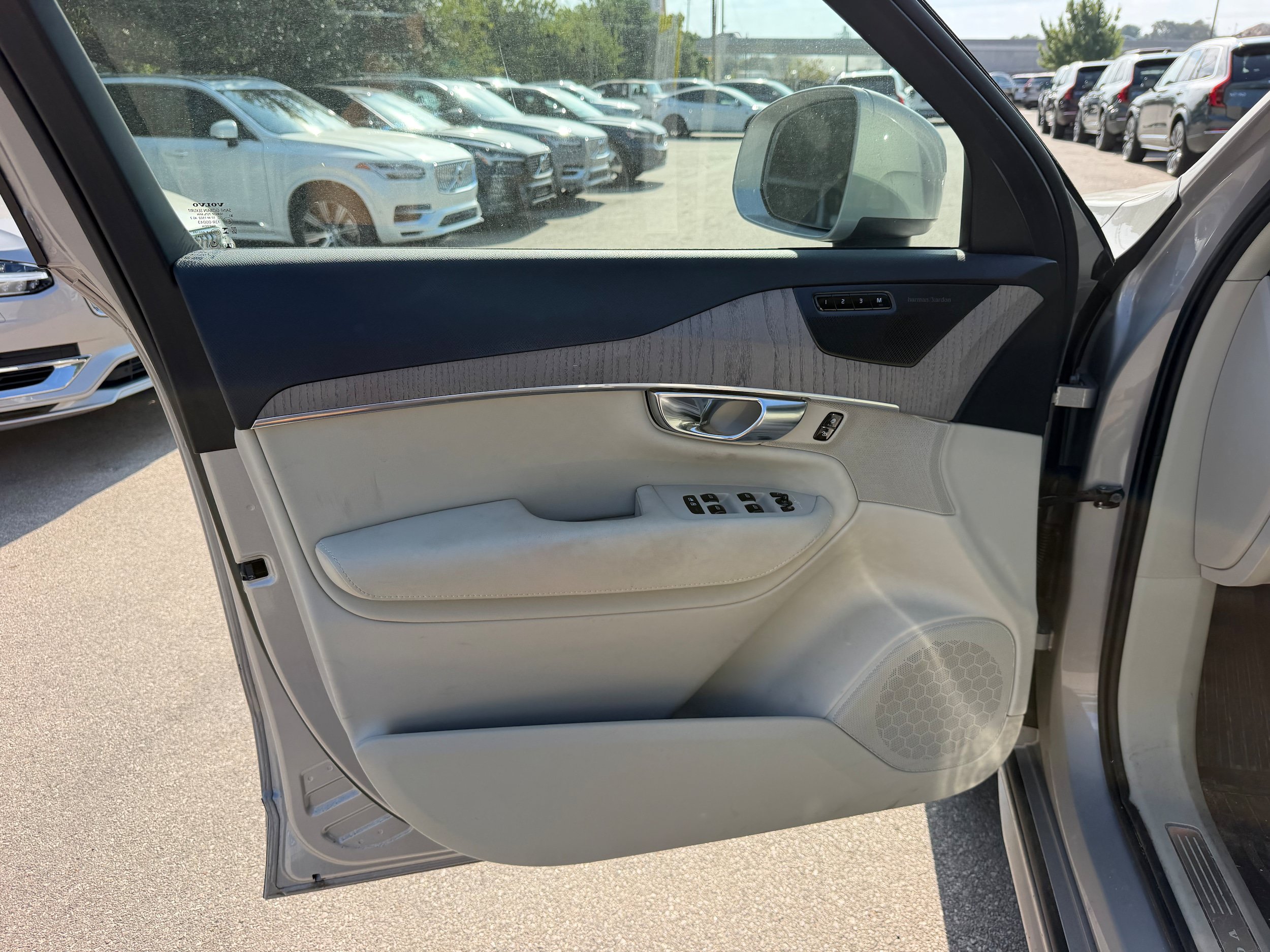 Certified 2025 Volvo XC90 T8 Plus w/ Protection Package AWD/4WD image 22