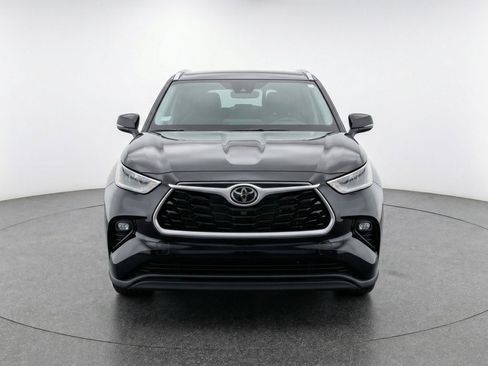 Used 2025 Toyota Highlander LE FWD image 2
