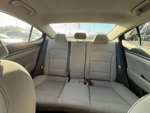Used 2017 Hyundai Elantra SE image 19