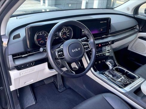 Used 2024 Kia Carnival EX FWD image 13