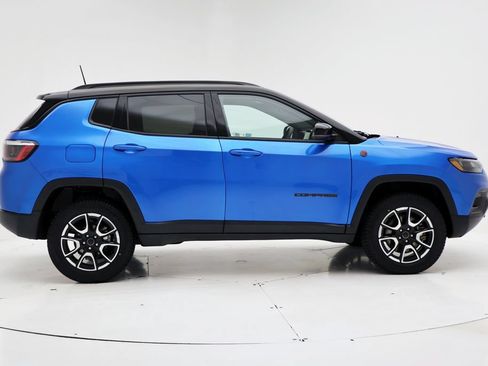 Used 2025 Jeep Compass Trailhawk AWD/4WD image 3