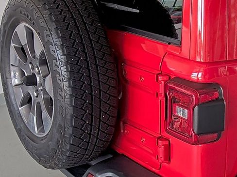 Used 2019 Jeep Wrangler Unlimited Sahara image 15