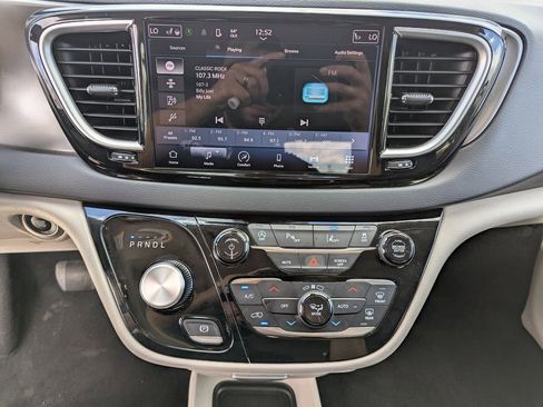 Used 2024 Chrysler Pacifica Touring-L image 20