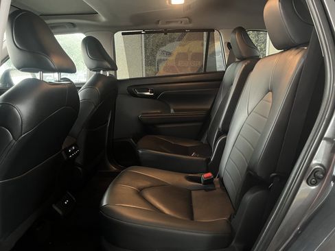 Used 2024 Toyota Highlander XLE FWD image 32