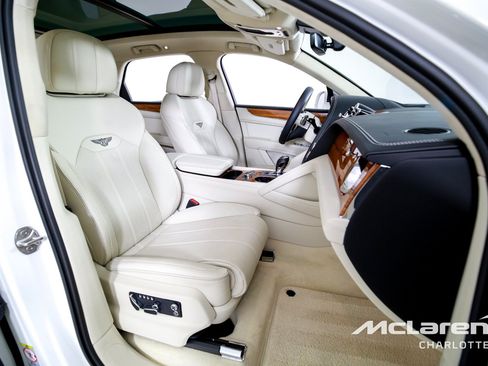 Used 2023 Bentley Bentayga Plug-In Hybrid AWD/4WD image 28